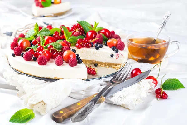 Käsekuchen mit Beeren und Minze — Stockfoto