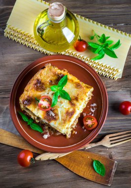 İtalyan lazanya ve parmesan peyniri