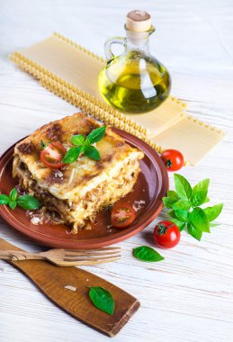 İtalyan lazanya ve parmesan peyniri