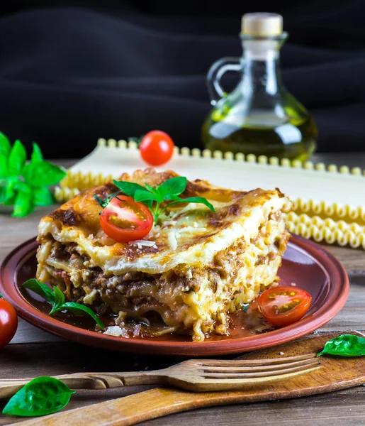 Lasanha italiana e queijo parmesão — Fotografia de Stock