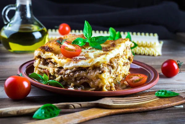 Lasanha italiana e queijo parmesão — Fotografia de Stock