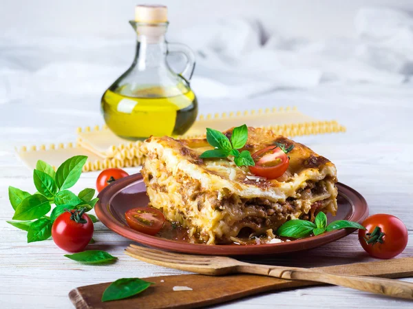 Lasanha italiana e queijo parmesão — Fotografia de Stock