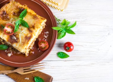 İtalyan lazanya ve parmesan peyniri