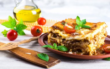 İtalyan lazanya ve parmesan peyniri