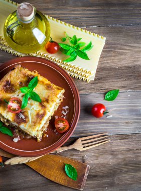 İtalyan lazanya ve parmesan peyniri