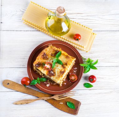 İtalyan lazanya ve parmesan peyniri