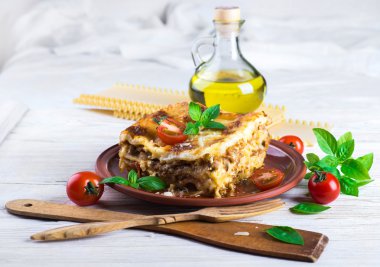 İtalyan lazanya ve parmesan peyniri