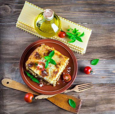 İtalyan lazanya ve parmesan peyniri