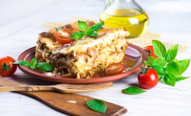 İtalyan lazanya ve parmesan peyniri