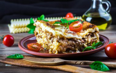 İtalyan lazanya ve parmesan peyniri