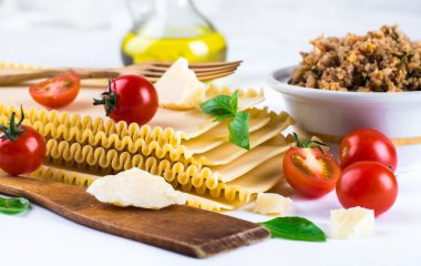 İtalyan lazanya ve parmesan peyniri