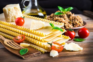 İtalyan lazanya ve parmesan peyniri