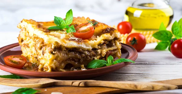 Lasaña italiana y queso parmesano —  Fotos de Stock