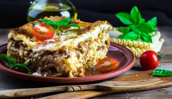 İtalyan lazanya ve parmesan peyniri