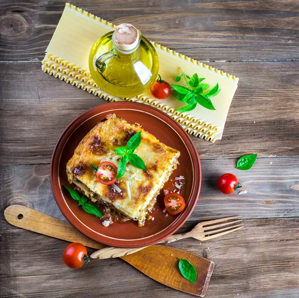 İtalyan lazanya ve parmesan peyniri