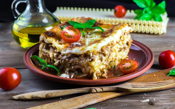 İtalyan lazanya ve parmesan peyniri — Stok fotoğraf