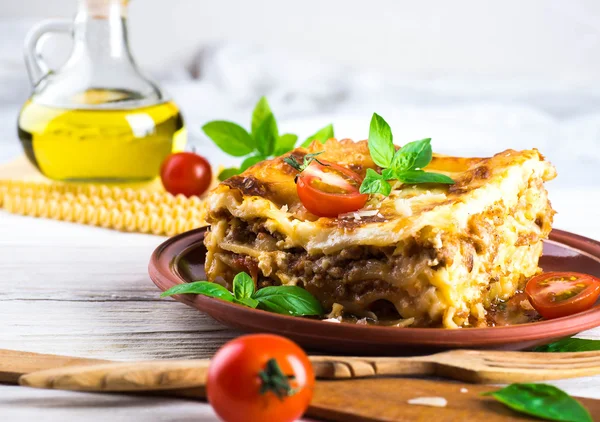 Lasaña italiana y queso parmesano — Foto de Stock