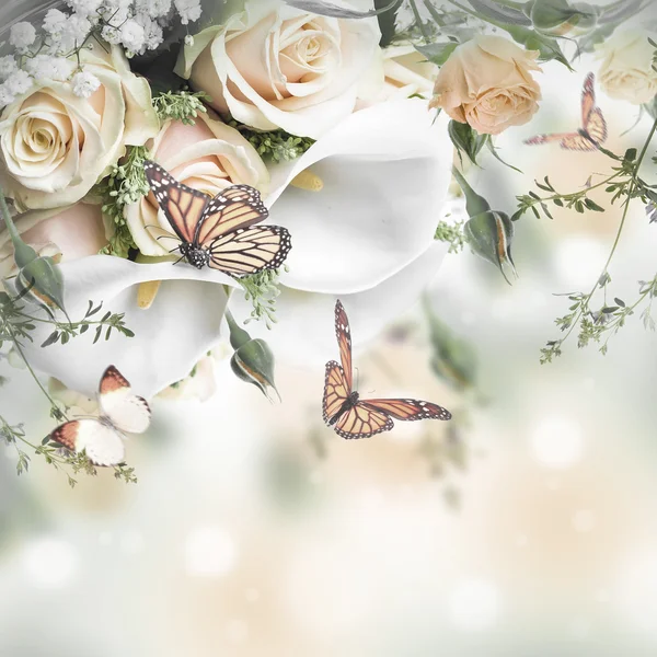 Schöne Blumen und Schmetterlinge — Stockfoto
