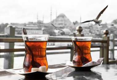 İki çay bardak ve martılar