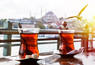 İki çay bardak ve martılar