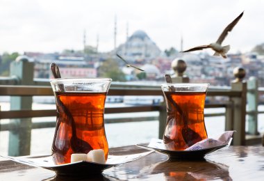 İki çay bardak ve martılar