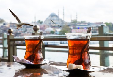 İki çay bardak ve martılar