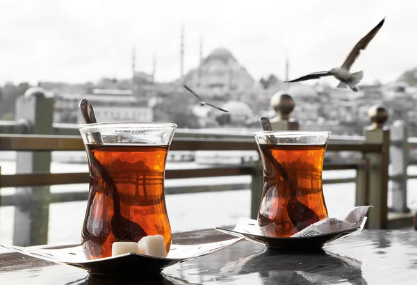 Zwei Teetassen und Möwen — Stockfoto
