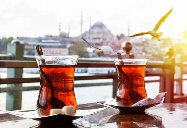 Zwei Teetassen und Möwen — Stockfoto