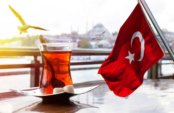 Fincan çay ve bayrak — Stok fotoğraf