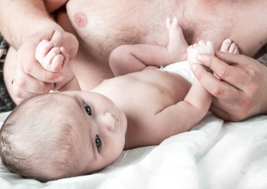 Babası öpücük ayak