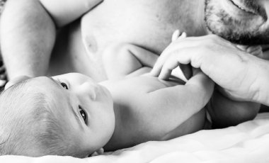 Babası öpücük ayak