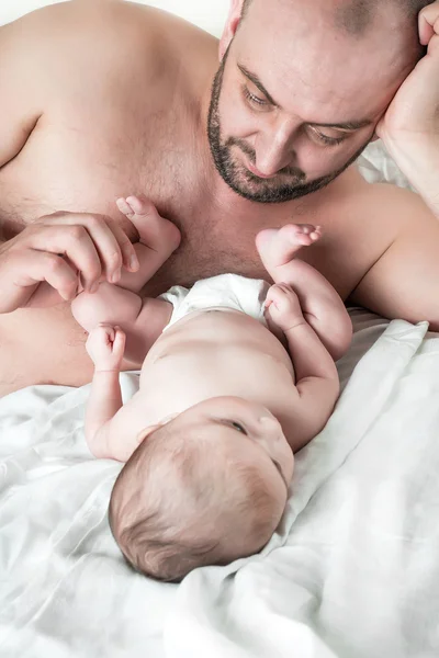 Padre besa los pies — Foto de Stock