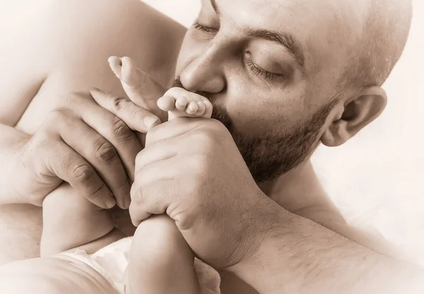 Père embrasse les pieds — Photo