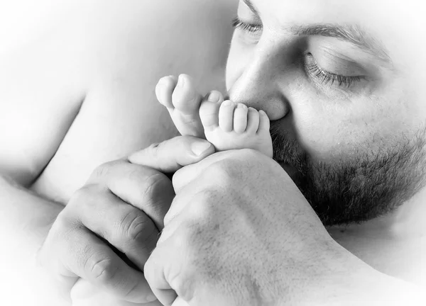 Pai beija os pés — Fotografia de Stock