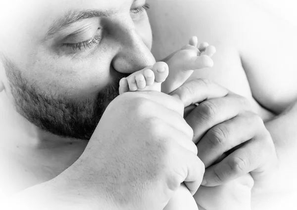 Pai beija os pés — Fotografia de Stock