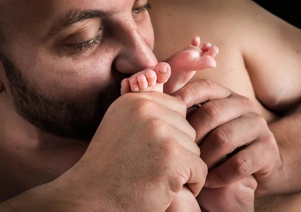 Padre besa los pies — Foto de Stock