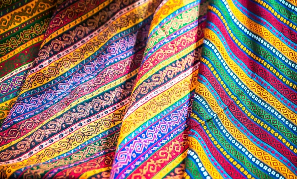 Текстиль и одежда на базаре — стоковое фото