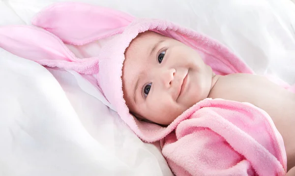 Meisje van de baby in bunny kostuum — Stockfoto