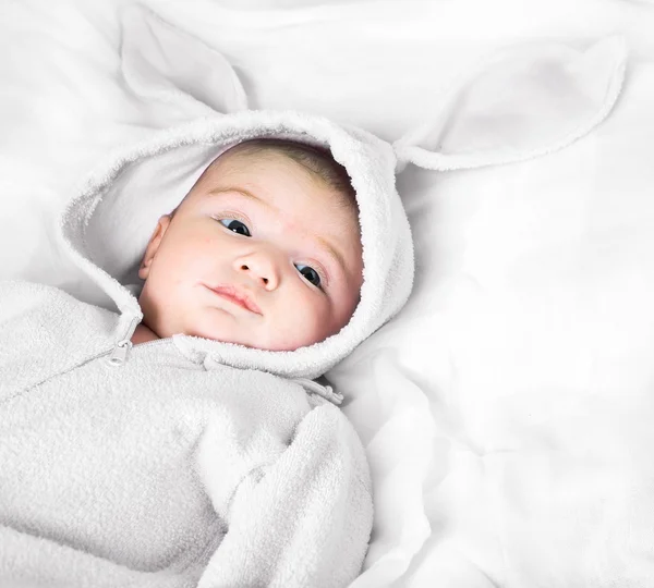 Menina bebê em traje de coelho — Fotografia de Stock