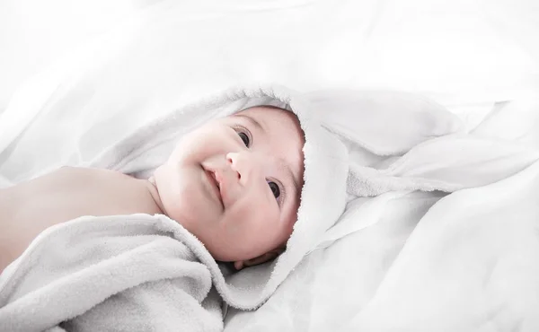 Bebé niña en traje de conejo — Foto de Stock