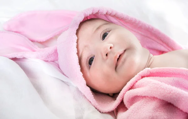 Menina bebê em traje de coelho — Fotografia de Stock