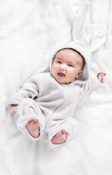 Bebê em traje de coelho — Fotografia de Stock