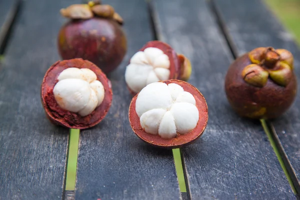 Mangosteens on a wooden table — Stock Photo, Image