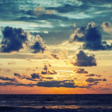 Güzel turuncu gündoğumu