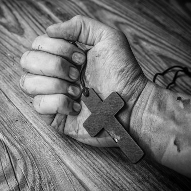 Elinde ahşap üzerine çapraz