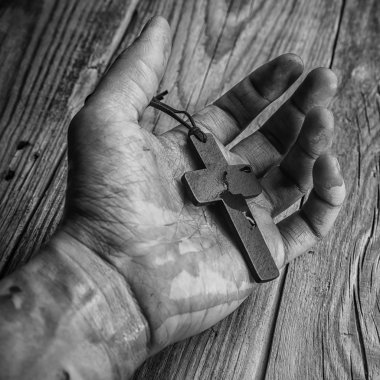 Elinde ahşap üzerine çapraz