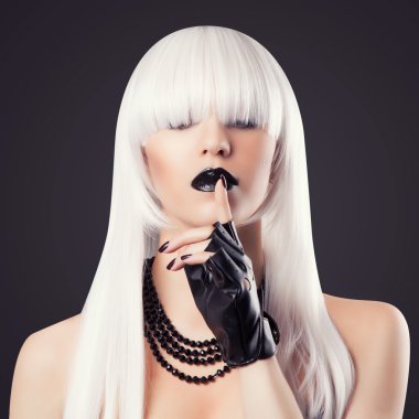 kadın siyah makyaj ile