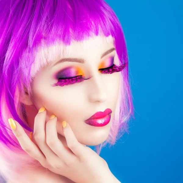 Mujer vistiendo peluca colorida — Foto de Stock