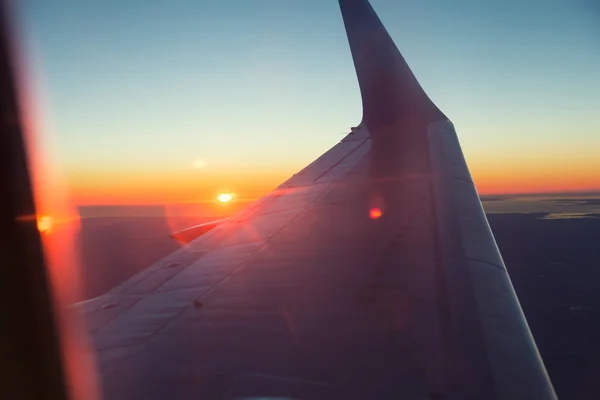 Ala del avión en el cielo azul —  Fotos de Stock