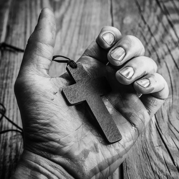 Kříž v rukou na dřevo — Stock fotografie